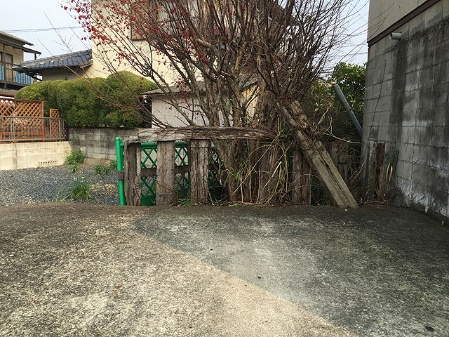 香月線・岩崎駅跡〜新手駅跡間に残る枕木柵の写真